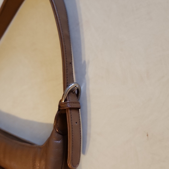 Aurielle leather shoulder bag in good pre-owned condition - Picture 5 of 11